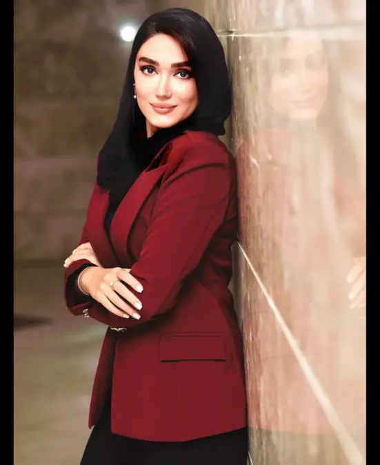 فرزانه قاسم‌زاده؛ از تئاتر زیر نظر هومن سیدی تا درخشش در «هتل» - تصویر مقاله - وب‌گردی