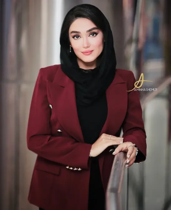 فرزانه قاسم‌زاده؛ از تئاتر زیر نظر هومن سیدی تا درخشش در «هتل» - تصویر ۲ - وب‌گردی