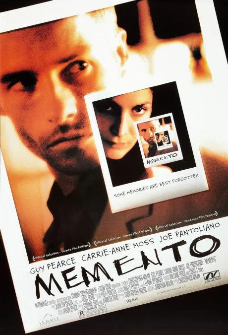 یادگاری (Memento) فیلمی آمریکایی در ژانر دلهره‌آور روان‌شناختی نئو-نوآر محصول سال ۲۰۰۰ است که فیلم‌نامهٔ آن را کریستوفر نولان نوشته و کارگردانی‌ ا کرده است. فیلم بر اساس داستان کوتاه «ممنتو موری» نوشتهٔ جاناتان نولان، برادر کریستوفر نولان، ساخته شده است. گای پیرس، کری-ان ماس و جو پانتولیانو از بازیگران اصلی فیلم هستند. داستان فیلم دربارهٔ لئونارد شلبی (پیرس)، مردی مبتلا به فراموشی پیش‌گستر است؛ اختلالی که باعث ناتوانی او در شکل‌دادن به خاطرات بلندمدت جدید می‌شود..