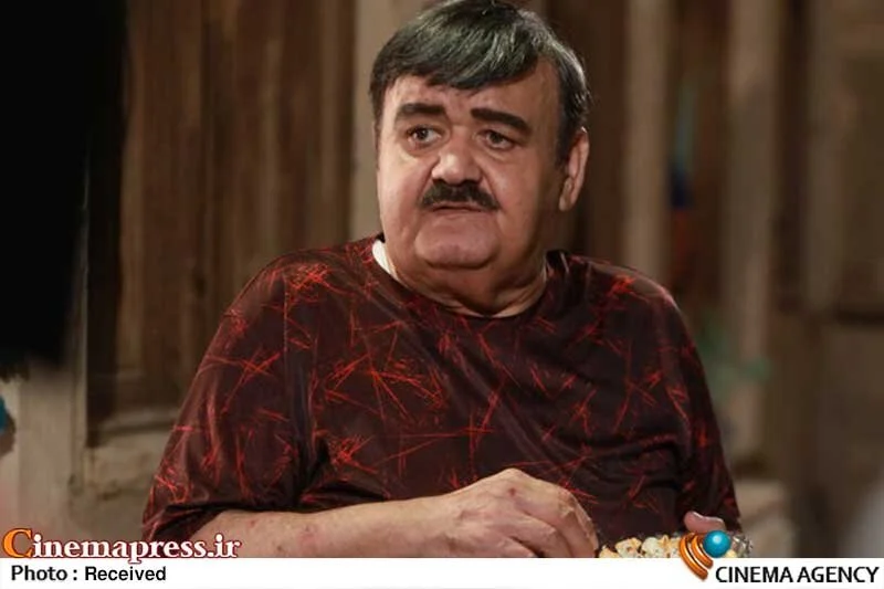 «ماه عسل» با بازی اکبر عبدی جای «دیوار دفاعی» را می‌گیرد؛ طنزی که نباید از دست داد!