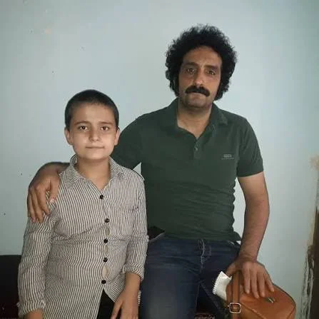 مصطفی ساسانی؛ از «نجلا» و «کتونی زرنگی» تا اظهارنظر جنجالی علیه سلبریتی‌های خارج‌نشین - تصویر مقاله