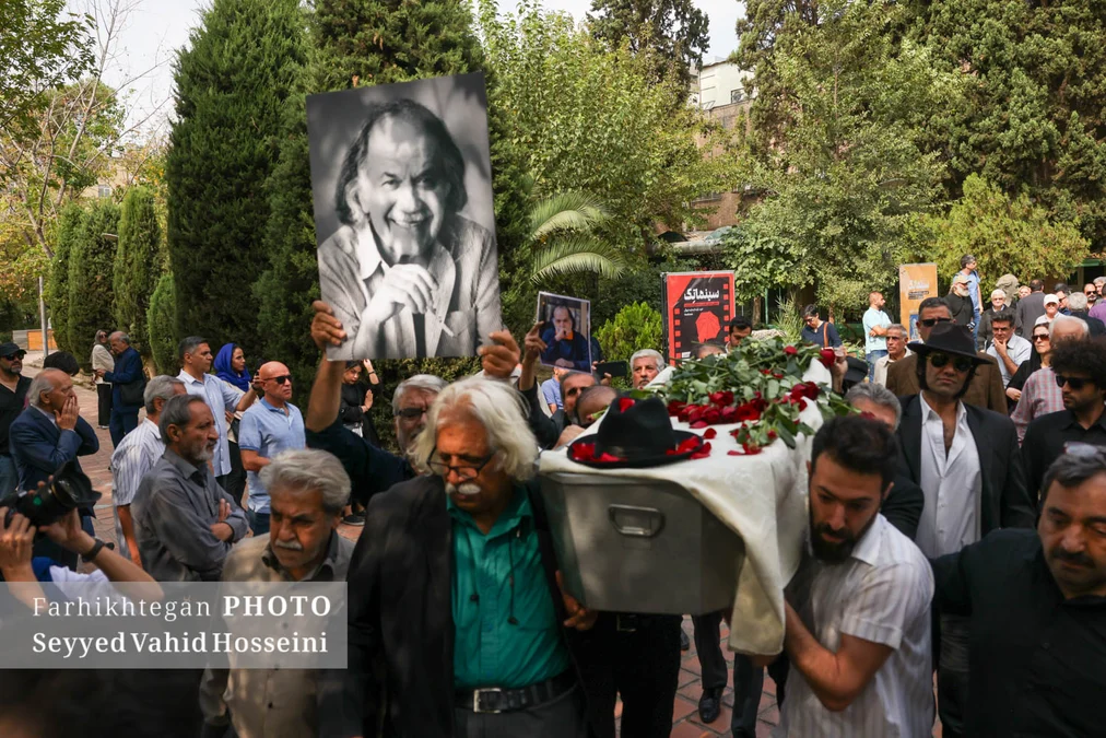 وداع هنرمندان با سیروس ابراهیم‌زاده در خانه هنرمندان ایران - تصویر ۳ - اخبار روز