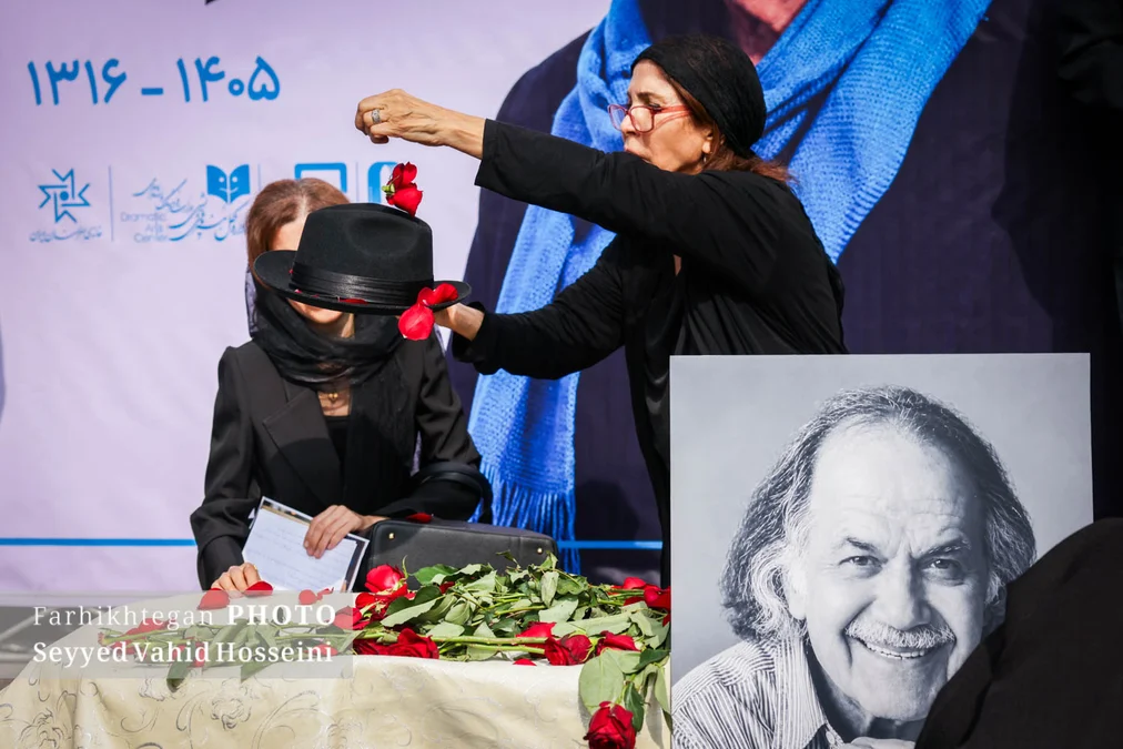 وداع هنرمندان با سیروس ابراهیم‌زاده در خانه هنرمندان ایران - تصویر مقاله - اخبار روز
