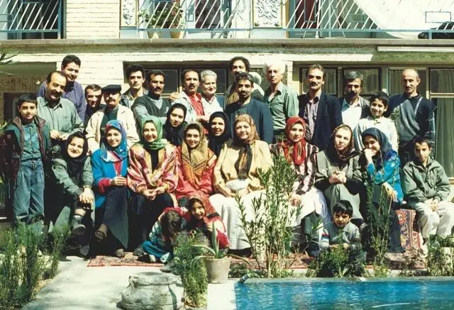 «پدرسالار» داستان اسدالله‌خان، پدری سنتی و مقتدر است که اصرار دارد همه فرزندان پسرش پس از ازدواج در خانه بزرگ او زندگی کنند. این قاعده زمانی به چالش کشیده می‌شود که آذر، عروس کوچک خانواده، حاضر به پذیرش زندگی زیر یک سقف با خانواده همسرش نمی‌شود و خواستار استقلال است. آنچه در سال ۱۳۷۴ به‌عنوان «سرکشی» و «لجبازی» آذر تفسیر می‌شد، امروز در بازخوانی‌های رسانه‌ای به‌عنوان «تلاش برای استقلال و تعیین مرز در زندگی مشترک» بازتفسیر می‌شود .

وضعیت فعلی (تا تاریخ جستجو): هیچ خبری درباره تولید فصل جدید، بازسازی یا اقتباس تازه از «پدرسالار» وجود ندارد. آخرین تحولات مرتبط، بازپخش‌های تلویزیونی (از جمله از شبکه آی‌فیلم ۲) و موج تحلیل‌ها و واکنش‌های رسانه‌ای در سال ۱۴۰۵ است. آخرین داده‌های موجود مربوط به مهر ۱۴۰۵ است و اطلاعات جدیدتری در دسترس نیست.