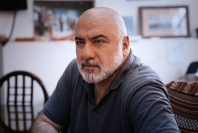 فرهاد قائمیان تهیه‌کننده تئاتر شد؛ «و خداوند درون یک مرد دو قلب قرار نداد» روی صحنه می‌رود - تصویر شاخص